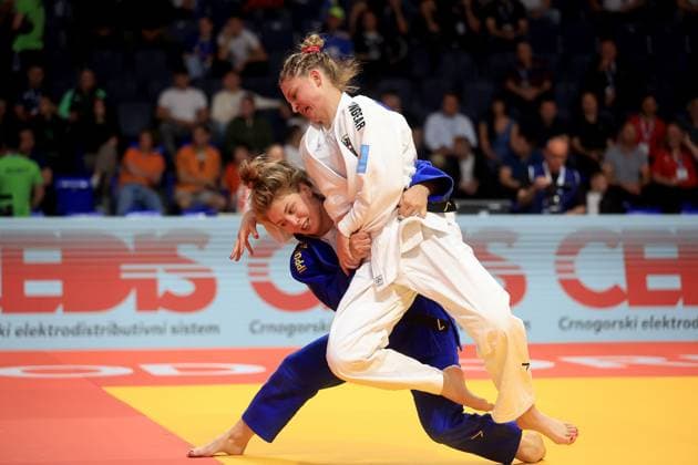 Bilder des Jahres 2025, Sport 04 April Sport Themen der Woche KW17 Sport Bilder des Tages JUDO - EJU European Championships 2025 PODGORICA,MONTENEGRO,25.APR.25 - JUDO - EJU European Championships, -70kg, ladies. Image shows Elena Dengg (AUT) and Dena Pohl (GER).  GEPAxpictures xAleksandarxDjorovic