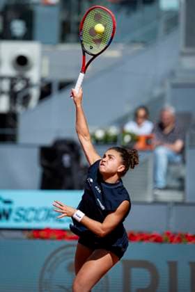 Mutua Madrid Open 2025 Jasmine Paolini of Italy serves the ball against Katie Boulter of Great Britain during the second round match of the Mutua Madrid Open 2025 tournament celebrated at La Caja Magica on April 25, 2025 in Madrid, Spain. Madrid La Caja Magica Madrid Spain Copyright: xAlbertoxGardinx AGardin_20250425_Mutua_Madrid_Open_0121