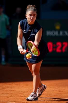 Mutua Madrid Open 2025 Jasmine Paolini of Italy serves the ball against Katie Boulter of Great Britain during the second round match of the Mutua Madrid Open 2025 tournament celebrated at La Caja Magica on April 25, 2025 in Madrid, Spain. Madrid La Caja Magica Madrid Spain Copyright: xAlbertoxGardinx AGardin_20250425_Mutua_Madrid_Open_0144