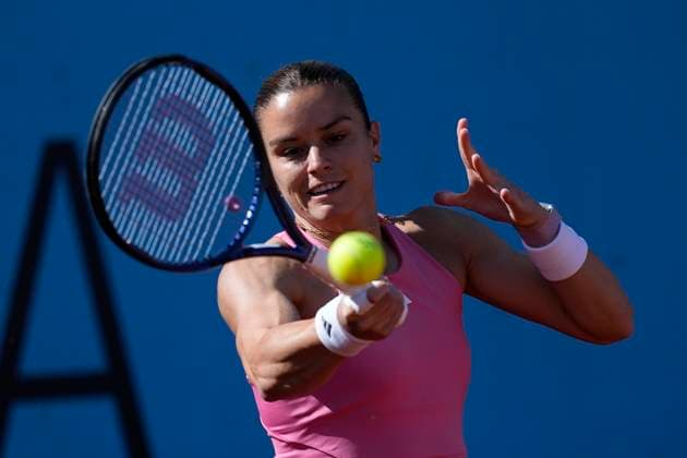 April 25, 2025, Madrid, Madrid, Spain: Maria Sakkari of Greece in action against Magda Linette of Poland during the Mutua Madrid Open 2025, ATP, Tennis Herren Masters 1000 and WTA, Tennis Damen 1000 tennis tournament, celebrated at Caja Magica on April 25, 2025 in Madrid, Spain. Madrid Spain - ZUMAa181 20250425_zaa_a181_035 Copyright: xOscarxJ.xBarrosox