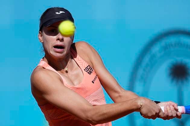 April 25, 2025, Madrid, Madrid, Spain: Magda Linette of Poland in action against Maria Sakkari of Greece during the Mutua Madrid Open 2025, ATP, Tennis Herren Masters 1000 and WTA, Tennis Damen 1000 tennis tournament, celebrated at Caja Magica on April 25, 2025 in Madrid, Spain. Madrid Spain - ZUMAa181 20250425_zaa_a181_043 Copyright: xOscarxJ.xBarrosox