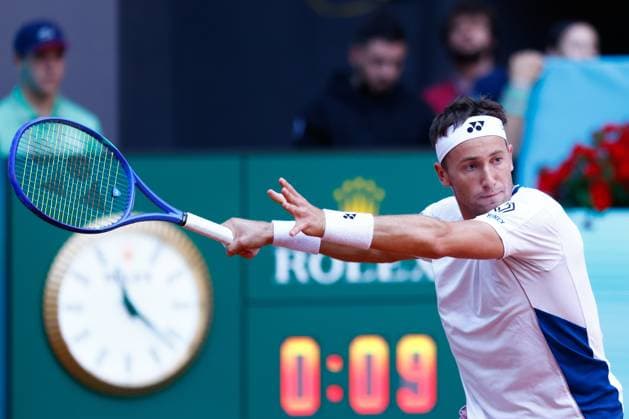 April 25, 2025, Madrid, Madrid, Spain: Casper Ruud of Norway plays against Arthur Rinderknech of France during the Mutua Madrid Open 2025, ATP, Tennis Herren Masters 1000 and WTA, Tennis Damen 1000, tennis tournament celebrated at Caja Magica on April 25, 2025 in Madrid, Spain. Madrid Spain - ZUMAa181 20250425_zaa_a181_003 Copyright: xDennisxAgyemanx
