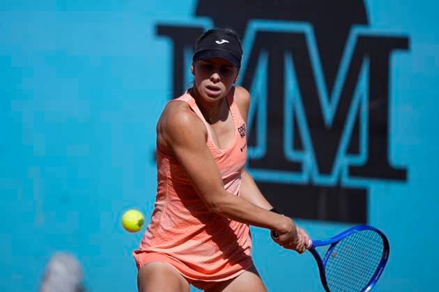 April 25, 2025, Madrid, Madrid, Spain: Magda Linette of Poland in action against Maria Sakkari of Greece during the Mutua Madrid Open 2025, ATP, Tennis Herren Masters 1000 and WTA, Tennis Damen 1000 tennis tournament, celebrated at Caja Magica on April 25, 2025 in Madrid, Spain. Madrid Spain - ZUMAa181 20250425_zaa_a181_034 Copyright: xOscarxJ.xBarrosox