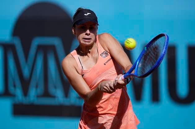 April 25, 2025, Madrid, Madrid, Spain: Magda Linette of Poland in action against Maria Sakkari of Greece during the Mutua Madrid Open 2025, ATP, Tennis Herren Masters 1000 and WTA, Tennis Damen 1000 tennis tournament, celebrated at Caja Magica on April 25, 2025 in Madrid, Spain. Madrid Spain - ZUMAa181 20250425_zaa_a181_044 Copyright: xOscarxJ.xBarrosox