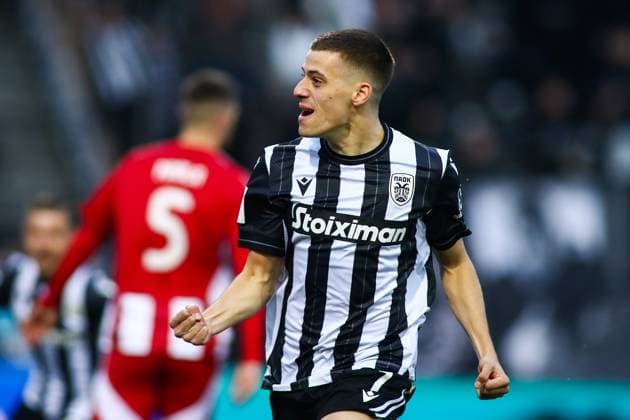 April 6, 2025, Thessaloniki, Greece: PAOK s Giannis Konstantelias celebrates after scoring a goal during a Greek Superleague Playoffs match between PAOK FC and Olympiacos FC. Thessaloniki Greece - ZUMAp191 0814278347st Copyright: xGiannisxPapanikosx
