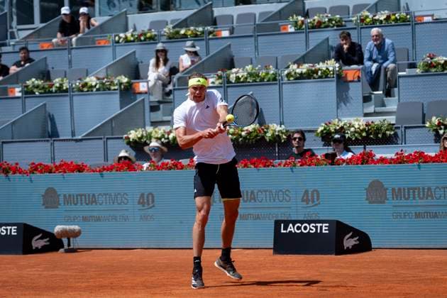 Mutua Madrid Open 2025 Alexander Zverev of Germany plays a backhand against Roberto Bautista Agut of Spain during the second round match of the Mutua Madrid Open 2025 tournament celebrated at La Caja Magica on April 25, 2025 in Madrid, Spain. Madrid La Caja Magica Madrid Spain Copyright: xAlbertoxGardinx AGardin_20250425_Mutua_Madrid_Open_10206