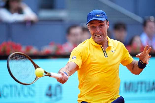 April 25, 2025, Madrid, Madrid, Spain: Roberto Bautista Agut of Spain in action against Alexander Zverev of Germany during the Mutua Madrid Open 2025, ATP, Tennis Herren Masters 1000 and WTA, Tennis Damen 1000 tennis tournament, celebrated at Caja Magica on April 25, 2025 in Madrid, Spain. Madrid Spain - ZUMAa181 20250425_zaa_a181_160 Copyright: xOscarxJ.xBarrosox