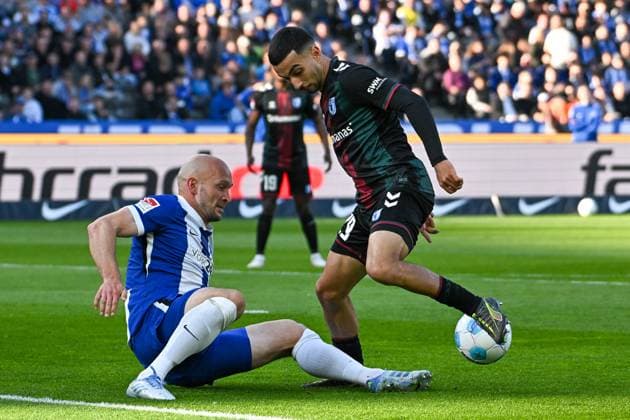 Soccer 2 Bundesliga, Hertha BSC Berlin 1 FC Magdeburg 25 04 2025, xdanx, Soccer 2 Bundesliga, Hertha BSC Berlin 1 FC Magdeburg v l Toni Leistner Hertha BSC ,Livan Burcu 1 FC Magdeburg Zweikampf, Duell, Kampf, tackle DFL DFB REGULATIONS PROHIBIT ANY USE OF PHOTOGRAPHS as IMAGE SEQUENCES and or QUASI VIDEO Daniel Lakomski Mix1Press Berlin Olympiastadion Berlin Germany DEU Copyright: xDanielxLakomskix