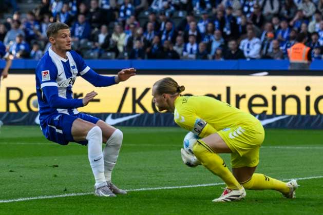 in the picture from l Michael Cuisance Hertha BSC, 27 , Dominik Reimann 1 FC Magdeburg, 1 , duel, action, fight, fights for the ball, chance, GER, Berlin, football, Hertha BSC vs 1 FC Magdeburg, DFB, Bundesliga, season 2024 2025, DFB DFL REGULATIONS PROHIBIT ANY USE OF PHOTOGRAPHS AS IMAGE SEQUENCES AND OR QUASI VIDEO, 25 04 2025 Copyright: HMBxMedia UwexKoch
