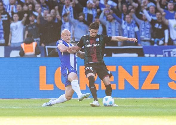 Soccer, Men, Season 2024 2025, 2 Bundesliga 31 Matchday , Hertha BSC 1 FC Magdeburg, v l Toni Leistner Hertha BSC , Jean Hugonet 1 FC Magdeburg , 25 04 2025, Copyright: xSebastianxRäppold MatthiasxKochx