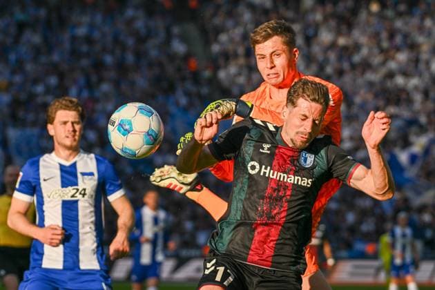 Soccer 2 Bundesliga, Hertha BSC Berlin 1 FC Magdeburg 25 04 2025, xdanx, Soccer 2 Bundesliga, Hertha BSC Berlin 1 FC Magdeburg v l Tjark Ernst Hertha BSC ,Alexander Nollenberger 1 FC Magdeburg Zweikampf, Duell, Kampf, tackle DFL DFB REGULATIONS PROHIBIT ANY USE OF PHOTOGRAPHS as IMAGE SEQUENCES and or QUASI VIDEO Daniel Lakomski Mix1Press Berlin Olympiastadion Berlin Germany DEU Copyright: xDanielxLakomskix