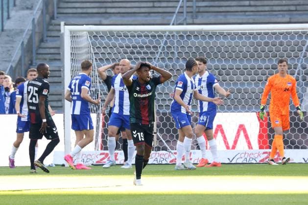 DEU, DFL, 2 FBL, Hertha BSC vs 1 FC Magdeburg, 25 04 2025, Berliner Olympiastadion, Berlin, DEU, DFL, 2 FBL, Hertha BSC vs 1 FC Magdeburg, im Bild Toni Leistner Hertha BSC Berlin 37 , Lubambo Musonda 1 FC Magdeburg 19 DFL regulations prohibit any use of Photographs as image sequences and or quasi video nordphotoxGmbHx xEngler nph00076