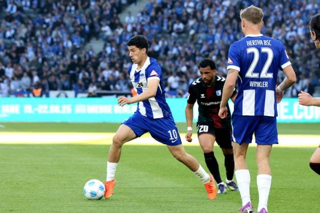 DEU, DFL, 2 FBL, Hertha BSC vs 1 FC Magdeburg, 25 04 2025, Berliner Olympiastadion, Berlin, DEU, DFL, 2 FBL, Hertha BSC vs 1 FC Magdeburg, im Bild Palko Dardai Hertha BSC Berlin 20 , Xavier Amaechi 1 FC Magdeburg 20 DFL regulations prohibit any use of Photographs as image sequences and or quasi video nordphotoxGmbHx xEngler nph00076
