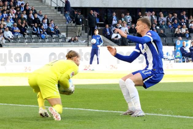 DEU, DFL, 2 FBL, Hertha BSC vs 1 FC Magdeburg, 25 04 2025, Berliner Olympiastadion, Berlin, DEU, DFL, 2 FBL, Hertha BSC vs 1 FC Magdeburg, im Bild Michael Cuisance Hertha BSC Berlin 27 , Dominik Reimann 1 FC Magdeburg 1 DFL regulations prohibit any use of Photographs as image sequences and or quasi video nordphotoxGmbHx xEngler nph00076