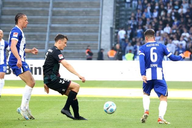 DEU, DFL, 2 FBL, Hertha BSC vs 1 FC Magdeburg, 25 04 2025, Berliner Olympiastadion, Berlin, DEU, DFL, 2 FBL, Hertha BSC vs 1 FC Magdeburg, im Bild Derry Scherhant Hertha BSC Berlin 39 , h6 , Martijn Kaars 1 FC Magdeburg 9 DFL regulations prohibit any use of Photographs as image sequences and or quasi video nordphotoxGmbHx xEngler nph00076