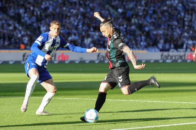 25 04 2025, xtgx, Fußball 2 Bundesliga, Hertha BSC Berlin 1 FC Magdeburg emspor, v l Baris Atik Magdeburg, 23 am Ball, plays the ball DFL DFB REGULATIONS PROHIBIT ANY USE OF PHOTOGRAPHS as IMAGE SEQUENCES and or QUASI VIDEO Berlin
