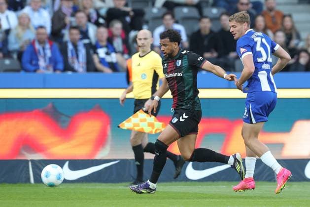 25 04 2025, xtgx, Football 2 Bundesliga, Hertha BSC Berlin 1 FC Magdeburg emspor, v l Xavier Amaechi Magdeburg, 20 , Marton Dardai Hertha, 31 duel, duel, fight, tackle DFL DFB REGULATIONS PROHIBIT ANY USE OF PHOTOGRAPHS as IMAGE SEQUENCES and or QUASI VIDEO Berlin