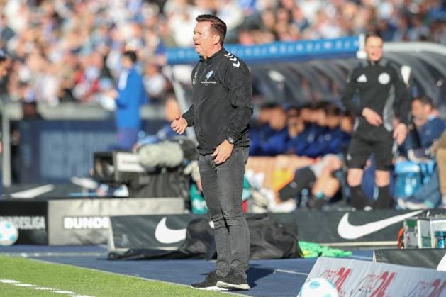 25 04 2025, xtgx, Fußball 2 Bundesliga, Hertha BSC Berlin 1 FC Magdeburg emspor, v l Christian Titz Magdeburg, Trainer gibt Anweisungen, gestikuliert mit den Armen, gesticulate, gives instructions DFL DFB REGULATIONS PROHIBIT ANY USE OF PHOTOGRAPHS as IMAGE SEQUENCES and or QUASI VIDEO Berlin