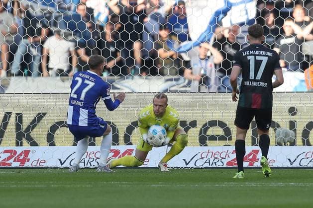 25 04 2025, xtgx, Fußball 2 Bundesliga, Hertha BSC Berlin 1 FC Magdeburg emspor, v l Dominik Reimann Magdeburg, 1 Parade, haelt den Ball, faengt den Ball, pariert von Michael Cuisance Hertha, 27 DFL DFB REGULATIONS PROHIBIT ANY USE OF PHOTOGRAPHS as IMAGE SEQUENCES and or QUASI VIDEO Berlin