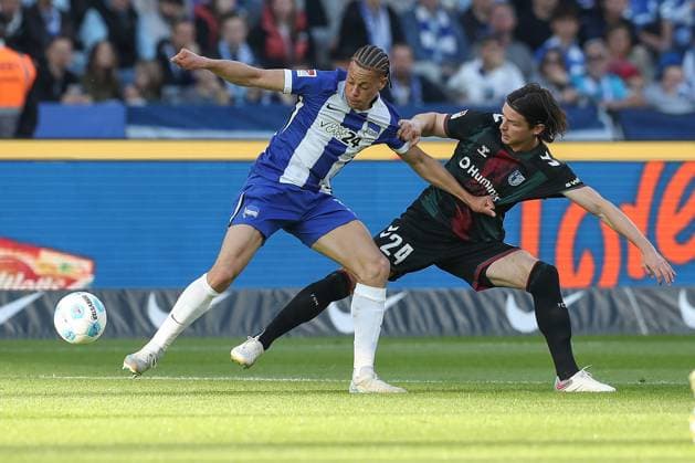 25 04 2025, xtgx, Football 2 Bundesliga, Hertha BSC Berlin 1 FC Magdeburg emspor, v l Derry Scherhant Hertha, 39 , Jean Hugonet Magdeburg, 24 duel, fight, tackle DFL DFB REGULATIONS PROHIBIT ANY USE OF PHOTOGRAPHS as IMAGE SEQUENCES and or QUASI VIDEO Berlin