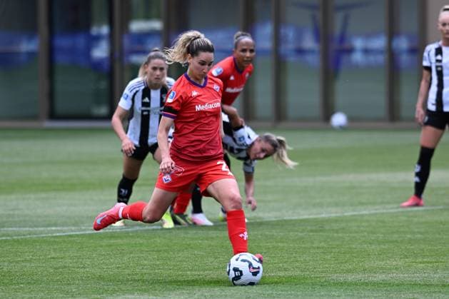 Severini Emma (ACF Fiorentina) kicks the the penality during ACF Fiorentina vs Juventus FC, Italian football Serie A Women match in Bagno a Ripoli (FI), Italy, April 25 2025  Copyright: xFilippoxTomasi IPAxSportx xipa-agency.netx xx IPA_56884890 IPA_Agency_IPA56884890