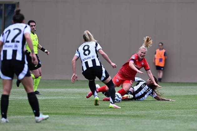 Snerle Emma (ACF Fiorentina) earn a penality for the tackle from Thomas Lindsey (Juventus FC) during ACF Fiorentina vs Juventus FC, Italian football Serie A Women match in Bagno a Ripoli (FI), Italy, April 25 2025  Copyright: xFilippoxTomasi IPAxSportx xipa-agency.netx xx IPA_56884895 IPA_Agency_IPA56884895