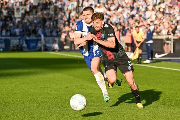 Soccer 2 Bundesliga, Hertha BSC Berlin 1 FC Magdeburg 25 04 2025, xdanx, Soccer 2 Bundesliga, Hertha BSC Berlin 1 FC Magdeburg v l Jonjoe Kenny Hertha BSC ,Alexander Nollenberger 1 FC Magdeburg Zweikampf, Duell, Kampf, tackle DFL DFB REGULATIONS PROHIBIT ANY USE OF PHOTOGRAPHS as IMAGE SEQUENCES and or QUASI VIDEO Daniel Lakomski Mix1Press Berlin Olympiastadion Berlin Germany DEU Copyright: xDanielxLakomskix