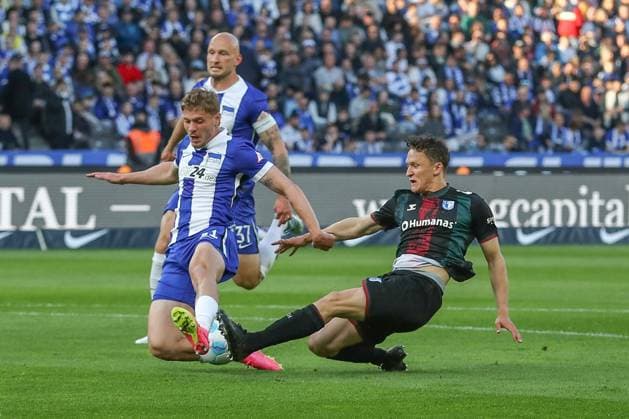 25 04 2025, xtgx, Soccer 2 Bundesliga, Hertha BSC Berlin 1 FC Magdeburg emspor, v l Marton Dardai Hertha, 31 , Martijn Kaars Magdeburg, 9 duel, duel, fight, tackle DFL DFB REGULATIONS PROHIBIT ANY USE OF PHOTOGRAPHS as IMAGE SEQUENCES and or QUASI VIDEO Berlin