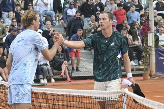 Hand-shaking between Vilius Gaubas (LTU) and Lukas Neumayer (AUT) at the end of the semi-final match of ATP, Tennis Herren Roma Garden Open against at Tennis Club Garden on April 25, 2025 in Rome, Italy  Copyright: xRobertoxBettacchi IPAxSportx xipa-agency.netx xx IPA_56885184 IPA_Agency_IPA56885184