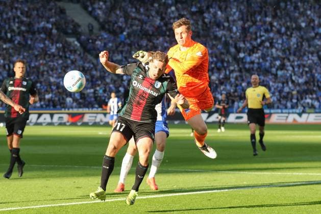25 04 2025, xtgx, Fußball 2 Bundesliga, Hertha BSC Berlin 1 FC Magdeburg emspor, v l Tjark Ernst Hertha, 1 , Alexander Nollenberger Magdeburg, 17 Zweikampf, Duell, Kampf, tackle DFL DFB REGULATIONS PROHIBIT ANY USE OF PHOTOGRAPHS as IMAGE SEQUENCES and or QUASI VIDEO Berlin