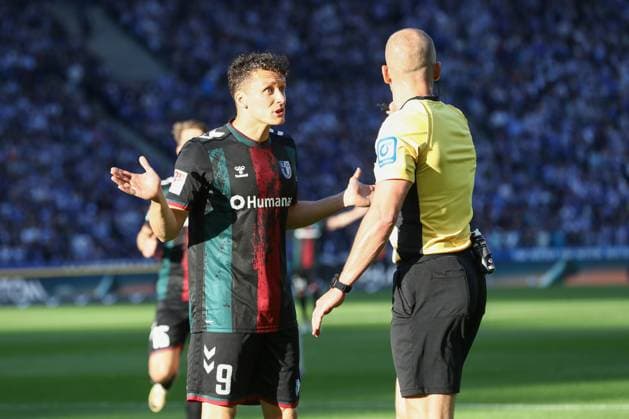 25 04 2025, xtgx, Soccer 2 Bundesliga, Hertha BSC Berlin 1 FC Magdeburg emspor, v l Martijn Kaars Magdeburg, 9 discussed with referee, referee Patrick Schwengers DFL DFB REGULATIONS PROHIBIT ANY USE OF PHOTOGRAPHS as IMAGE SEQUENCES and or QUASI VIDEO Berlin