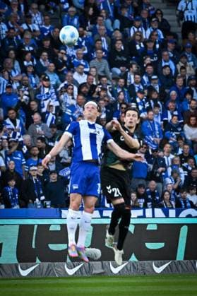 Soccer 2 Bundesliga, Hertha BSC Berlin 1 FC Magdeburg 25 04 2025, xdanx, Soccer 2 Bundesliga, Hertha BSC Berlin 1 FC Magdeburg v l Fabian Reese Hertha BSC ,Jean Hugonet 1 FC Magdeburg Zweikampf, Duell, Kampf, tackle DFL DFB REGULATIONS PROHIBIT ANY USE OF PHOTOGRAPHS as IMAGE SEQUENCES and or QUASI VIDEO Daniel Lakomski Mix1Press Berlin Olympiastadion Berlin Germany DEU Copyright: xDanielxLakomskix