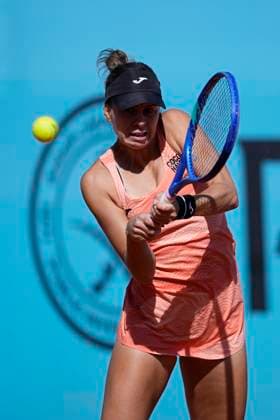 April 25, 2025, Madrid, Madrid, Spain: Magda Linette of Poland in action against Maria Sakkari of Greece during the Mutua Madrid Open 2025, ATP, Tennis Herren Masters 1000 and WTA, Tennis Damen 1000 tennis tournament, celebrated at Caja Magica on April 25, 2025 in Madrid, Spain. Madrid Spain - ZUMAa181 20250425_zaa_a181_041 Copyright: xOscarxJ.xBarrosox