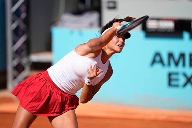 April 25, 2025, Madrid, Madrid, Spain: Marta Kostiuk of Ukraine in action against Emma Raducanu of Great Britain during the Mutua Madrid Open 2025, ATP, Tennis Herren Masters 1000 and WTA, Tennis Damen 1000 tennis tournament, celebrated at Caja Magica on April 25, 2025 in Madrid, Spain. Madrid Spain - ZUMAa181 20250425_zaa_a181_163 Copyright: xOscarxJ.xBarrosox
