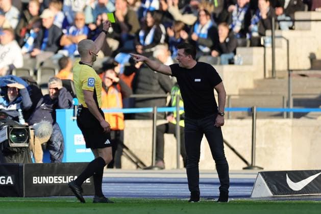2 Soccer Bundesliga, Hertha BSC 1 FC Magdeburg Yellow, the yellow card, coach Christian Titz receives the yellow card from referee Patrick Schwengers, during the match in the 2 Soccer Bundesliga, Hertha BSC 1 FC Magdeburg in Berlin, Olympiastadion, on 25 04 2025 DFB regulations prohibit any use of photographs as image sequences and or quasi video Copyright: xBEAUTIFULxSPORTS Frankex