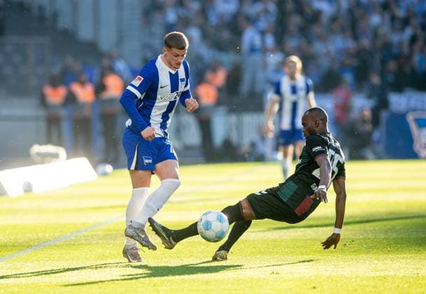 Soccer, Men, Season 2024 2025, 2 Bundesliga 31 Matchday , Hertha BSC 1 FC Magdeburg, v l Michael Cuisance Hertha BSC , Silas Gnaka 1 FC Magdeburg , 25 04 2025, Copyright: xSebastianxRäppold MatthiasxKochx
