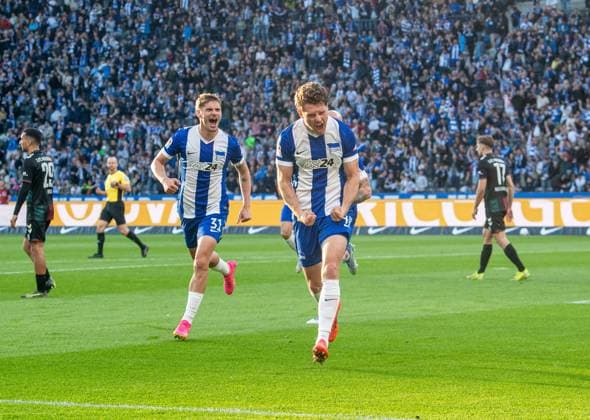 Soccer, Men, Season 2024 2025, 2 Bundesliga 31 Matchday , Hertha BSC 1 FC Magdeburg, f l Marton Dardai Hertha BSC , Linus Gechter Hertha BSC , Celebration after goal to 1 1, 25 04 2025, Copyright: xSebastianxRäppold MatthiasxKochx