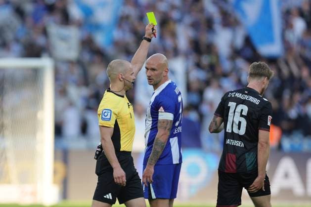 2 Soccer Bundesliga, Hertha BSC 1 FC Magdeburg Yellow, the yellow card, Marcus Mathisen Magdeburg 16 receives the yellow card from referee Patrick Schwengers, during the match in the 2 Soccer Bundesliga, Hertha BSC 1 FC Magdeburg in Berlin, Olympiastadion, on 25 04 2025 DFB regulations prohibit any use of photographs as image sequences and or quasi video Copyright: xBEAUTIFULxSPORTS Frankex