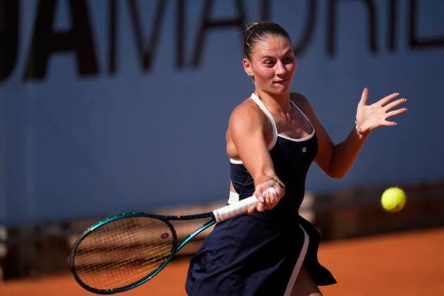April 25, 2025, Madrid, Madrid, Spain: Emma Raducanu of Great Britain in action against Marta Kostiuk of Ukraine during the Mutua Madrid Open 2025, ATP, Tennis Herren Masters 1000 and WTA, Tennis Damen 1000 tennis tournament, celebrated at Caja Magica on April 25, 2025 in Madrid, Spain. Madrid Spain - ZUMAa181 20250425_zaa_a181_175 Copyright: xOscarxJ.xBarrosox