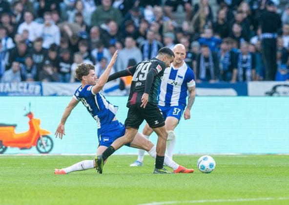 Soccer, Men, Season 2024 2025, 2 Bundesliga 31 Matchday , Hertha BSC 1 FC Magdeburg, f l Linus Gechter Hertha BSC , Livan Burcu 1 FC Magdeburg , Toni Leistner Hertha BSC , 25 04 2025, Copyright: xSebastianxRäppold MatthiasxKochx