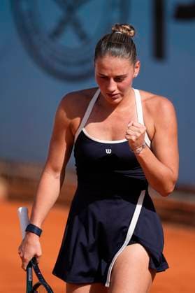 April 25, 2025, Madrid, Madrid, Spain: Emma Raducanu of Great Britain in action against Marta Kostiuk of Ukraine during the Mutua Madrid Open 2025, ATP, Tennis Herren Masters 1000 and WTA, Tennis Damen 1000 tennis tournament, celebrated at Caja Magica on April 25, 2025 in Madrid, Spain. Madrid Spain - ZUMAa181 20250425_zaa_a181_184 Copyright: xOscarxJ.xBarrosox