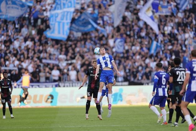 2 Soccer Bundesliga, Hertha BSC 1 FC Magdeburg header, header duel between Marten Winkler Hertha BSC Berlin 22 and Marcus Mathisen Magdeburg 16 , during the match in the 2 Soccer Bundesliga, Hertha BSC 1 FC Magdeburg in Berlin, Olympiastadion, on 25 04 2025 DFB regulations prohibit any use of photographs as image sequences and or quasi video Copyright: xBEAUTIFULxSPORTS Frankex