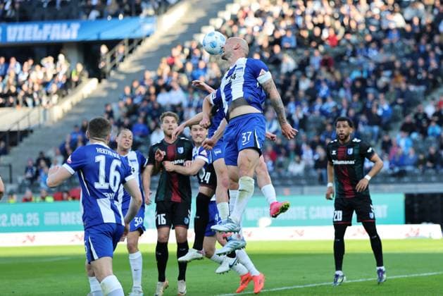 2 Soccer Bundesliga, Hertha BSC 1 FC Magdeburg Toni Leistner Hertha BSC Berlin 37 at the header, during the match in the 2 Soccer Bundesliga, Hertha BSC 1 FC Magdeburg in Berlin, Olympiastadion, on 25 04 2025 DFB regulations prohibit any use of photographs as image sequences and or quasi video Copyright: xBEAUTIFULxSPORTS Frankex