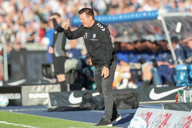 25 04 2025, xtgx, Fußball 2 Bundesliga, Hertha BSC Berlin 1 FC Magdeburg emspor, v l Christian Titz Magdeburg, Trainer gibt Anweisungen, gestikuliert mit den Armen, gesticulate, gives instructions DFL DFB REGULATIONS PROHIBIT ANY USE OF PHOTOGRAPHS as IMAGE SEQUENCES and or QUASI VIDEO Berlin