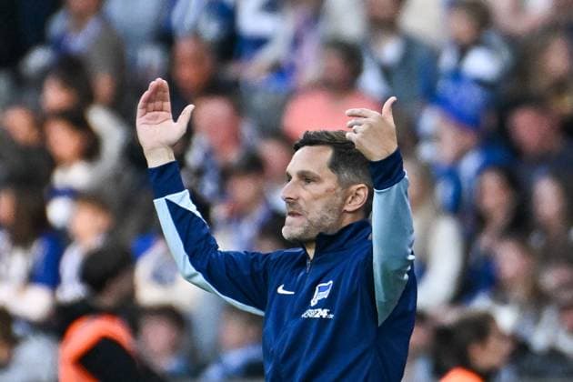 Fussball 2 Bundesliga, Hertha BSC Berlin 1 FC Magdeburg 25 04 2025, xdanx, Fussball 2 Bundesliga, Hertha BSC Berlin 1 FC Magdeburg v l Stefan Leitl Hertha BSC Trainer gibt Anweisungen, gestikuliert mit den Armen, gesticulate, gives instructions DFL DFB REGULATIONS PROHIBIT ANY USE OF PHOTOGRAPHS as IMAGE SEQUENCES and or QUASI VIDEO Daniel Lakomski Mix1Press Berlin Olympiastadion Berlin Deutschland DEU Copyright: xDanielxLakomskix