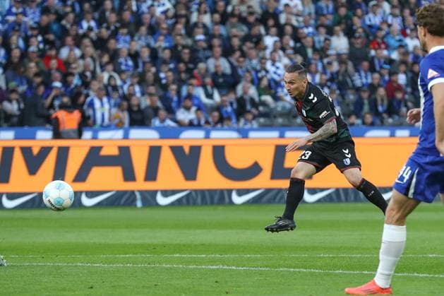 25 04 2025, xtgx, Soccer 2 Bundesliga, Hertha BSC Berlin 1 FC Magdeburg emspor, v l Baris Atik Magdeburg, 23 shot on goal, shoots the ball on goal, shot DFL DFB REGULATIONS PROHIBIT ANY USE OF PHOTOGRAPHS as IMAGE SEQUENCES and or QUASI VIDEO Berlin