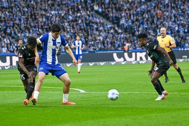 Soccer 2 Bundesliga, Hertha BSC Berlin 1 FC Magdeburg 25 04 2025, xdanx, Soccer 2 Bundesliga, Hertha BSC Berlin 1 FC Magdeburg v l Daniel Heber 1 FC Magdeburg , Ibrahim Maza Hertha BSC , Lubambo Musonda 1 FC Magdeburg duel, duel, fight, tackle DFL DFB REGULATIONS PROHIBIT ANY USE OF PHOTOGRAPHS as IMAGE SEQUENCES and or QUASI VIDEO Daniel Lakomski Mix1Press Berlin Olympiastadion Berlin Germany DEU Copyright: xDanielxLakomskix