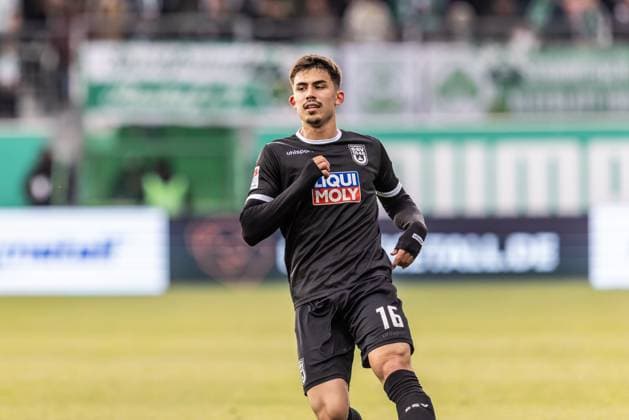 Soccer Men 2 Bundesliga 31 Matchday Season 2024 2025 SpvGG Greuther Fürth vs SSV Ulm 1846 Soccer 25 04 2025 16 Aaron Keller SSV Ulm 1846 Soccer DFL regulations prohibit any use of photographs as image sequences and or quasi video Fürth Sportpark Ronhof I Thomas Sommer Bayern Germany
