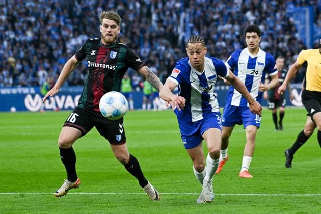 Soccer 2 Bundesliga, Hertha BSC Berlin 1 FC Magdeburg 25 04 2025, xdanx, Soccer 2 Bundesliga, Hertha BSC Berlin 1 FC Magdeburg v l Marcus Mathisen 1 FC Magdeburg , Derry Scherhant Hertha BSC Zweikampf, Duell, Kampf, tackle DFL DFB REGULATIONS PROHIBIT ANY USE OF PHOTOGRAPHS as IMAGE SEQUENCES and or QUASI VIDEO Daniel Lakomski Mix1Press Berlin Olympiastadion Berlin Germany DEU Copyright: xDanielxLakomskix