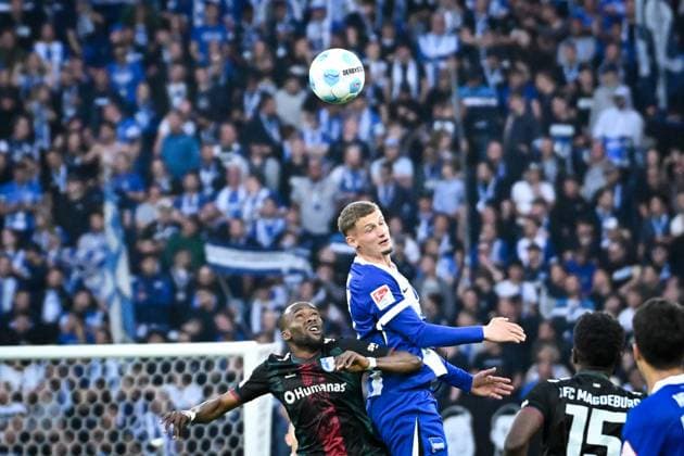 Soccer 2 Bundesliga, Hertha BSC Berlin 1 FC Magdeburg 25 04 2025, xdanx, Soccer 2 Bundesliga, Hertha BSC Berlin 1 FC Magdeburg v l Silas Gnaka 1 FC Magdeburg , Michael Cuisance Hertha BSC Zweikampf, Duell, Kampf, tackle DFL DFB REGULATIONS PROHIBIT ANY USE OF PHOTOGRAPHS as IMAGE SEQUENCES and or QUASI VIDEO Daniel Lakomski Mix1Press Berlin Olympiastadion Berlin Germany DEU Copyright: xDanielxLakomskix